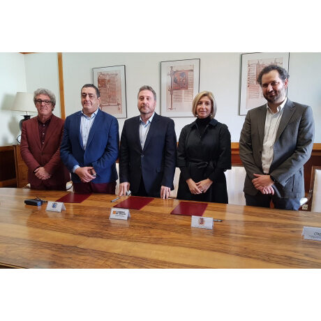 Los alcaldes de Épila y Pedrola, con responsables del Gobierno de Aragón y el CTAZ en el momento de la firma