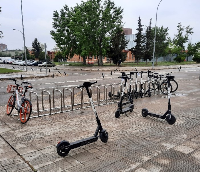 Patinetes mal aparcados en Zaragoza