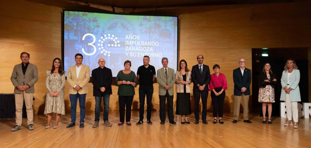 Foto de familia de las 13 entidades fundadoras de Ebrópolis