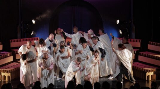 Escena coral de APOROFOBIA de Alfonso Plou. Caídos del Zielo, mayo de 2025. Teatro del Mercado de Zaragoza