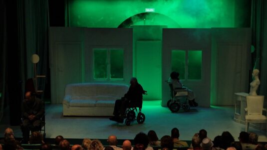 Comienzo de la obra María Luisa y Luis María de Juan Mayorga. Caídos del Zielo, junio 2024. Teatro del Mercado de Zaragoza.